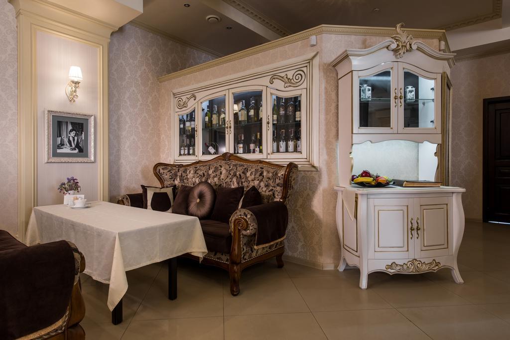 Premium Hotel Чернивци Екстериор снимка