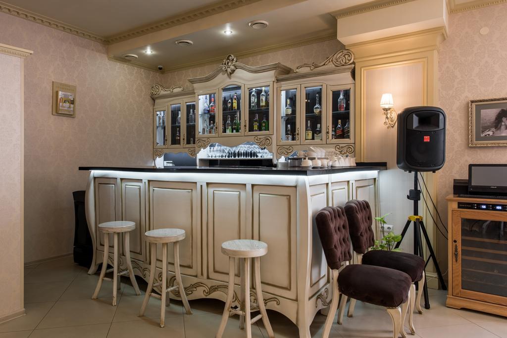 Premium Hotel Чернивци Екстериор снимка
