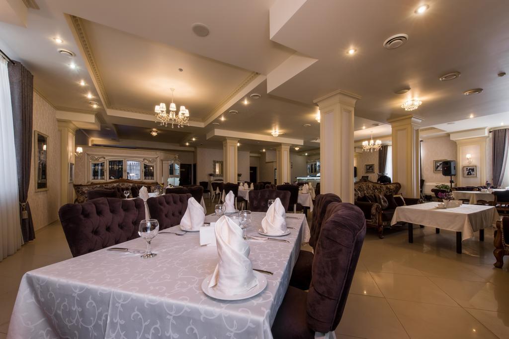 Premium Hotel Чернивци Екстериор снимка