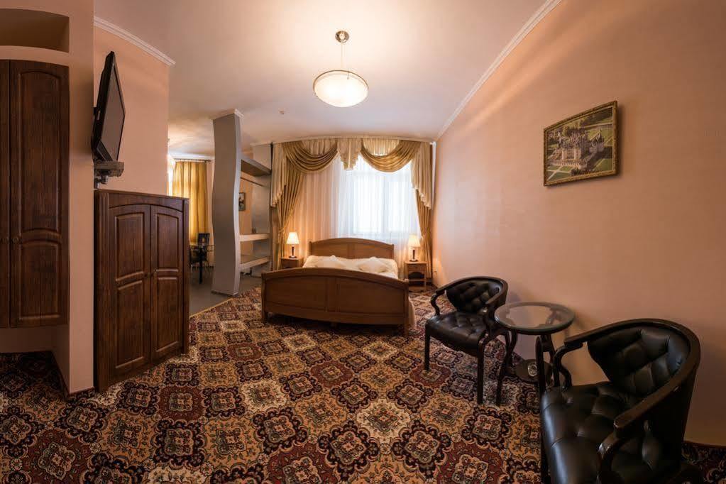 Premium Hotel Чернивци Екстериор снимка